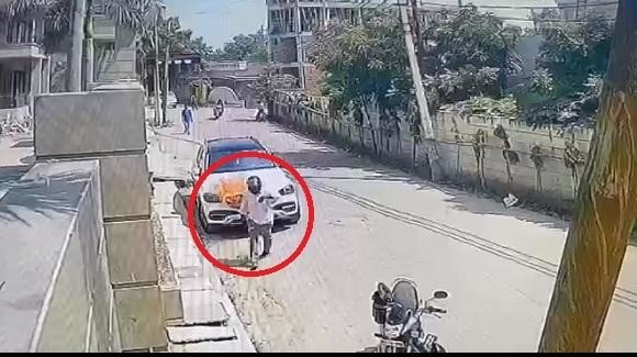 Bike Rider Sets Fire To Mercedes Car By Pouring Petrol In Noida, Video Goes Viral - Noida: